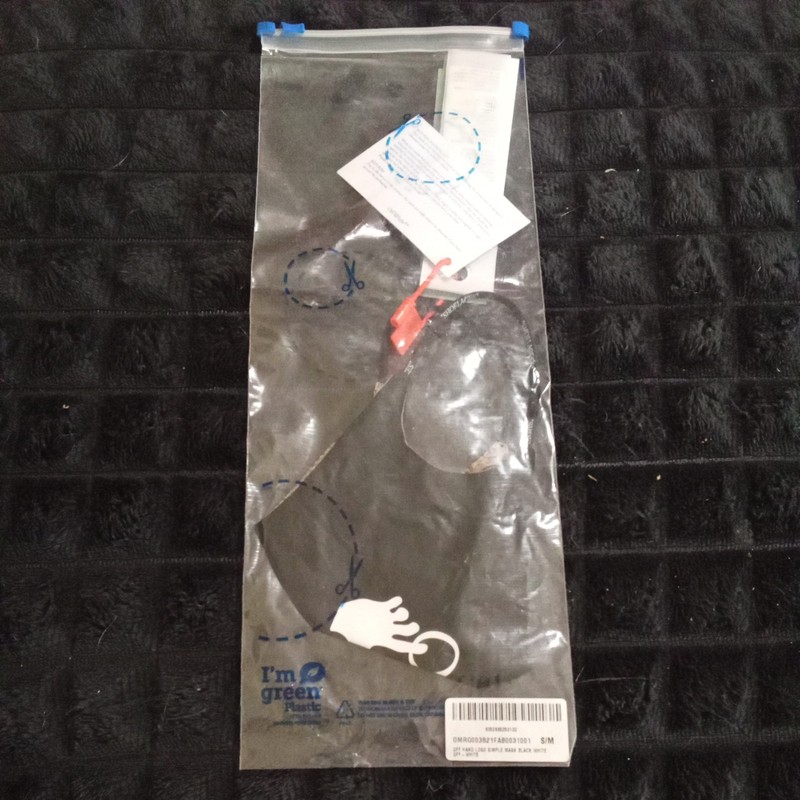 ‼️Authentic Brand New Off-White Arrow Mask‼️(black/white)