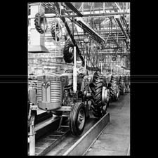 Photo A.013788 MASSEY FERGUSON FARM TRACTOR 1961 ASSEMBLY LINE