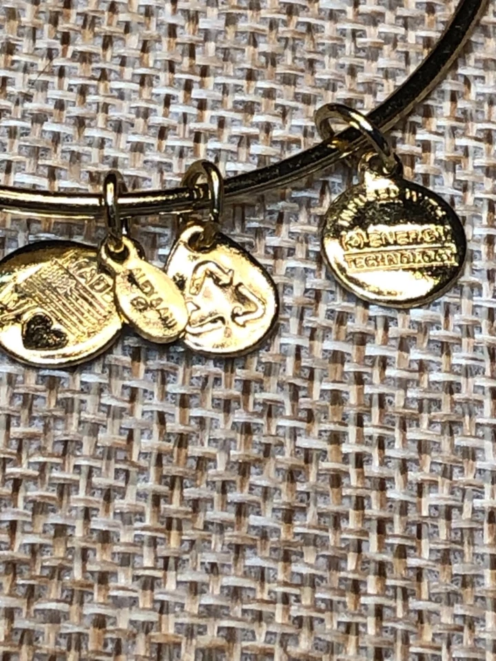 Brazalete expandible dorado piedra natal de julio Alex And Ani  Foto 3 de 4