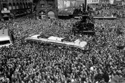 German national football team Munich July 6th Thousands people cro- 1954 Photo