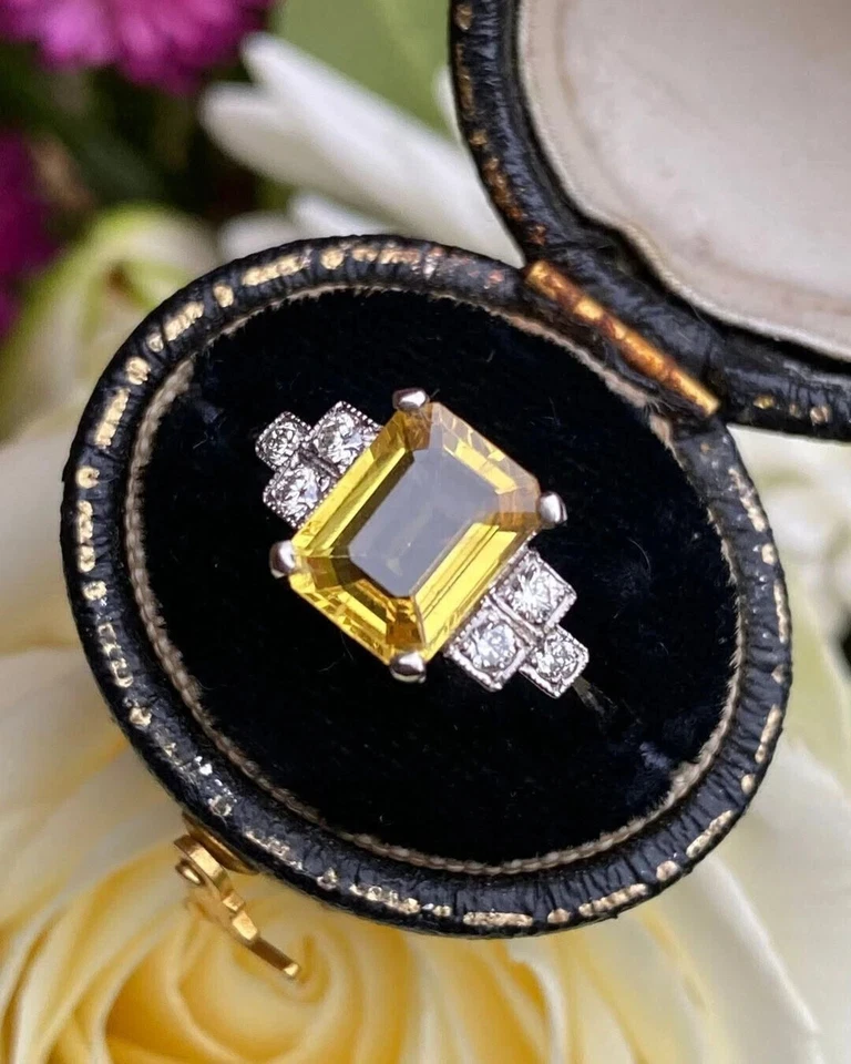 Alianza de oro blanco de 14 quilates con diamantes citrinos amarillos naturales talla esmeralda de 3,80 quilates Foto 3 de 4