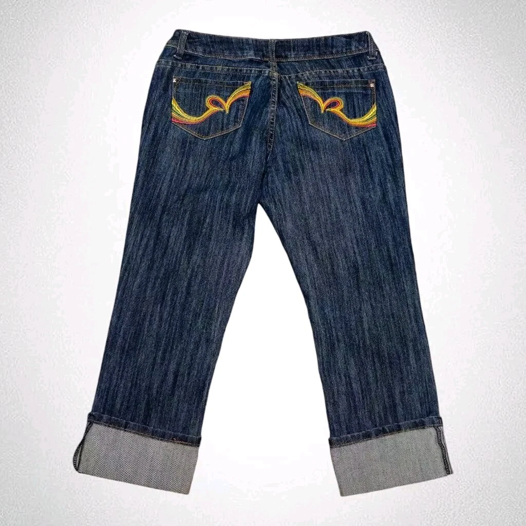 The Vintage 1999 Rocawear Women's Cargo Jeans in Size 13 are a