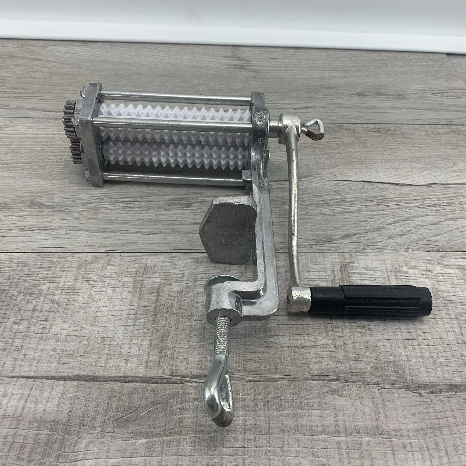 Aluminum Hand Crank Meat Tenderizer Dual Spiked Rollers Table Mount C-Clamp
Opens in a new window or