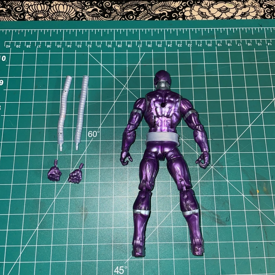 Figura de acción suelta Machine Man de Marvel Legends Foto 2 de 2