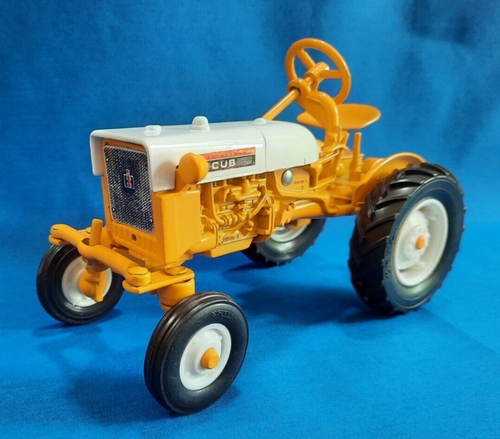 Vintage 1/16 International CUB TRACTOR 1964-1976 #653 Ertl Diecast Farm Toy NIB - 第 6/18 張圖片