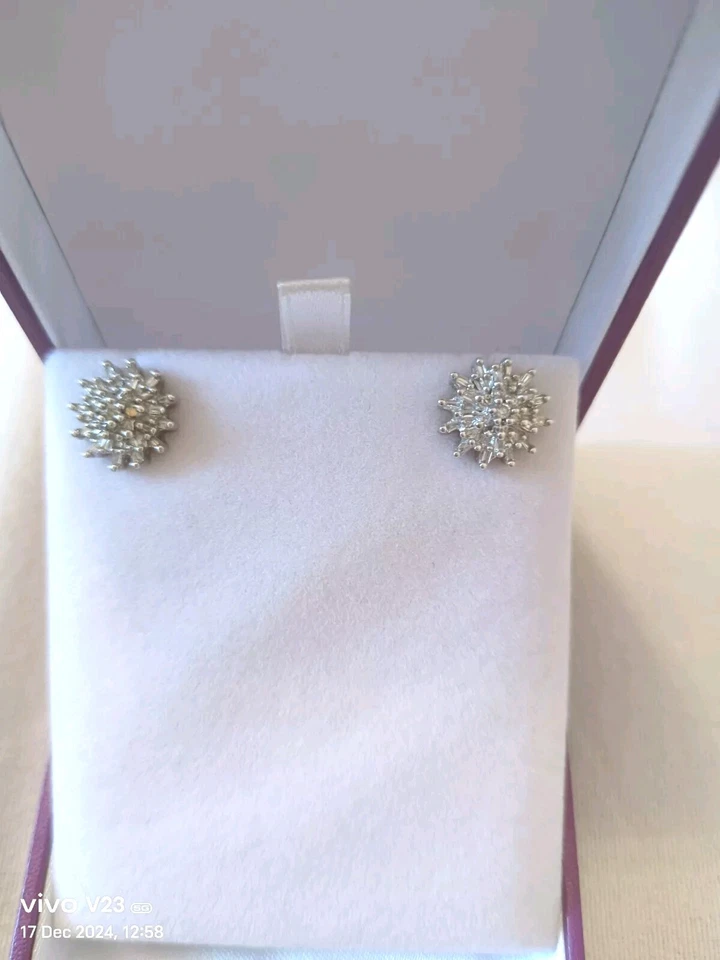 Элегантные красивые серьги-гвоздики из золота Y с бриллиантами 9 карат с клеймом. 3,73 грамма - Изображение 2 из 4