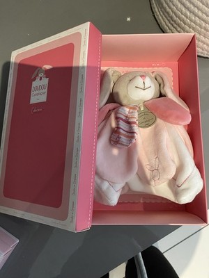 NEU - DOUDOU ET COMPAGNIE BUNNY RABBIT Bettdecke Lapin zart rosa weiß Plüsch 