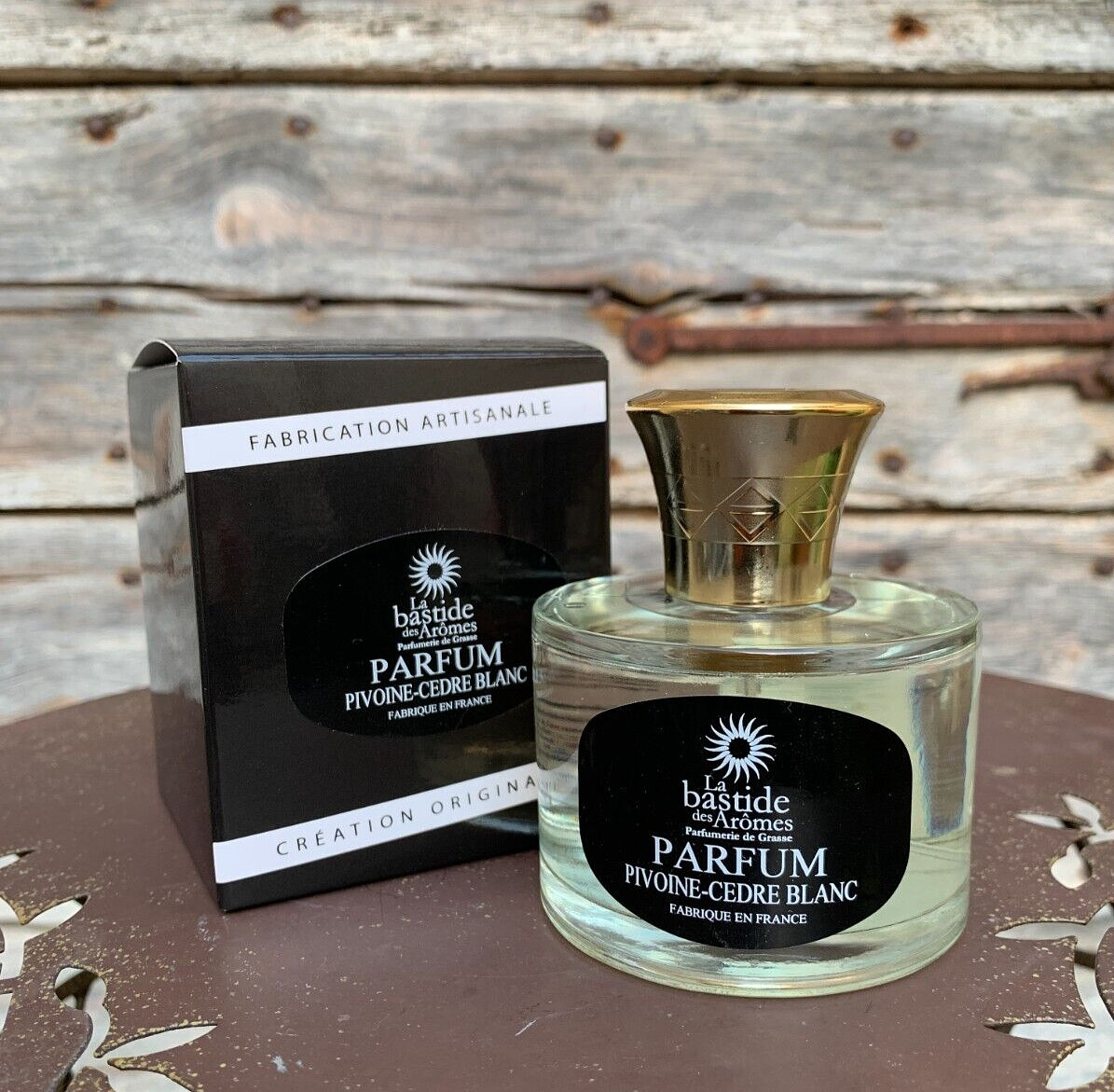 Parfum pivoine cèdre blanc 100 ml Grasse femme idéal pour illuminer vos journées de bureau