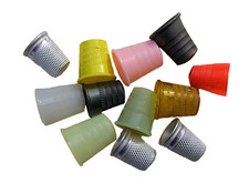 Lot de 12 dés à coudre anciens, tous différents, 9 en pastique et 3 en aluminium