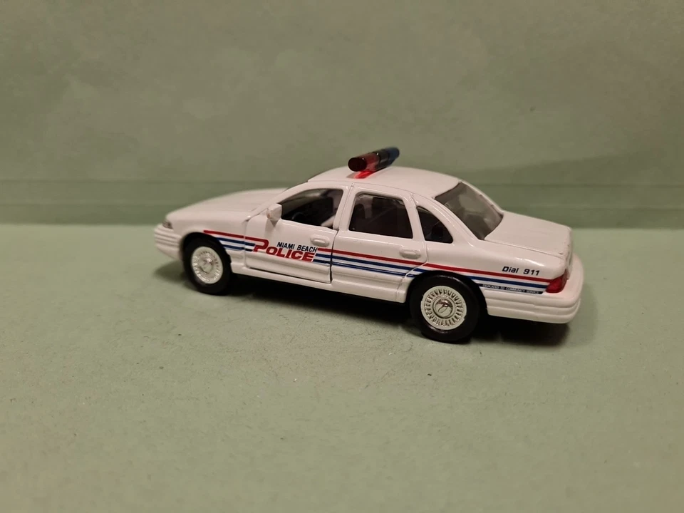 ROAD CHAMPS FORD CROWN VICTORIA MIAMI BEACH POLICE SCALA 1/43  - Immagine 4 di 4
