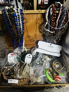 Lot en vrac de bijoux fantaisies divers. Poids... | Bracelets