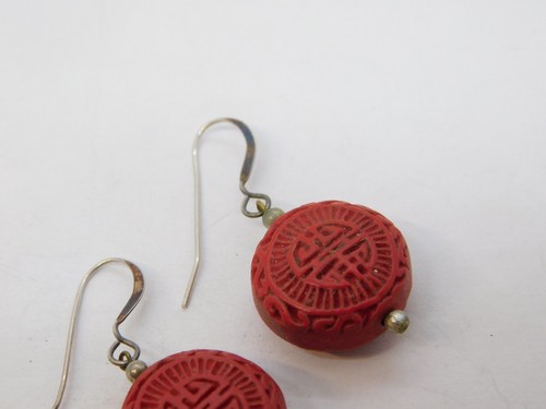 Chinese Pair of Sterling Silver & Red Cinnabar Lacquer Wire Drop Earrings - 第 3/3 張圖片