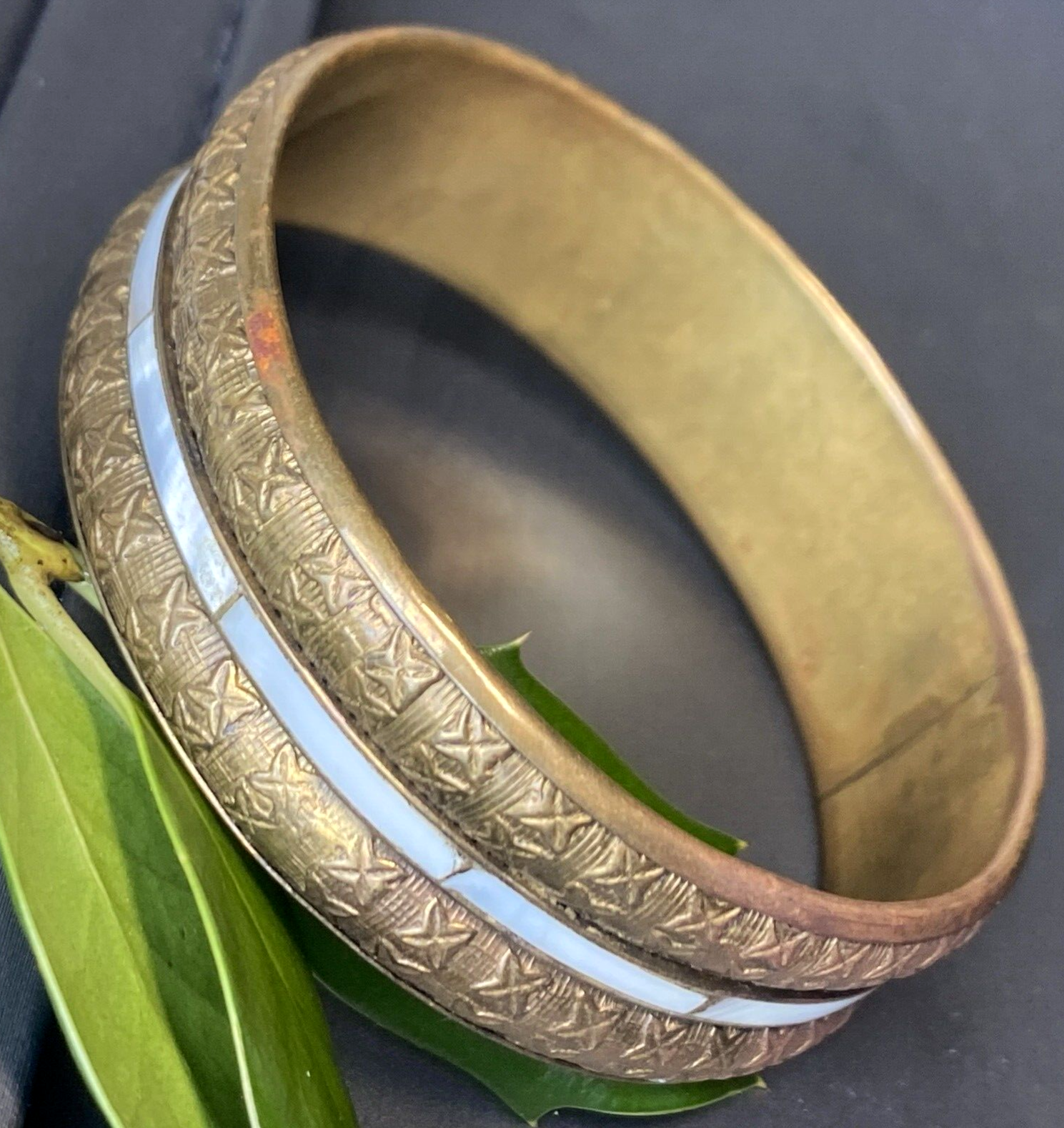 Vintage Brass Repousse Bangle with Mother of Pearl Estate Jewelry Pre-Owned-image