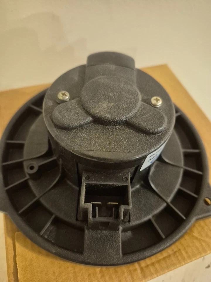 Двигатель вентилятора VDO PM9182 1999-2003 Mitsubishi Galant - Изображение 2 из 4