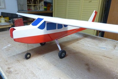 Cessna 152 Spannw. 120 cm Leergew. 600 g Laser-Holzbaukasten fertig gebaut