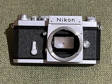 Corpo fotocamera pellicola Nikon F per riparazione ricambi. 1970 vintage, buono candidato riparazione