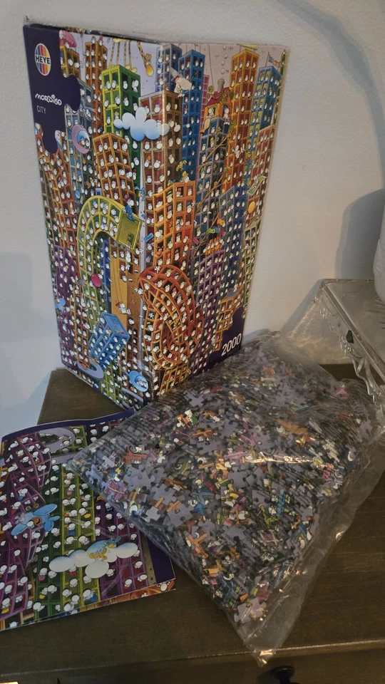 Rompecabezas Heye Mordillo “City” 2000 piezas + póster (completo, caja púrpura 2012) fuera de stock Foto 2 de 4