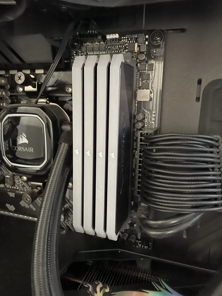 Corsair VENGEANCE RGB RT 32GB (4 x 8GB) PC4-28800 (DDR4-3600) C18 UDIMM Memoria - Immagine 2 di 2