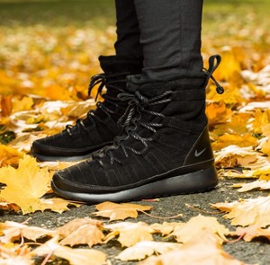 nike wmns roshe one hi suede