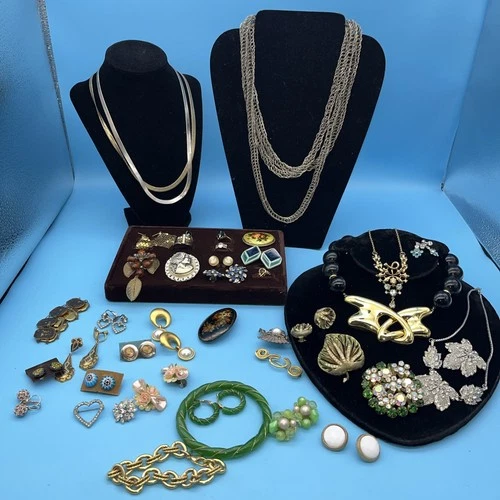 Vtg 40+ Costume Jewelry Lot Rhinestone Cameos Bracelets Necklace Earrings Rings