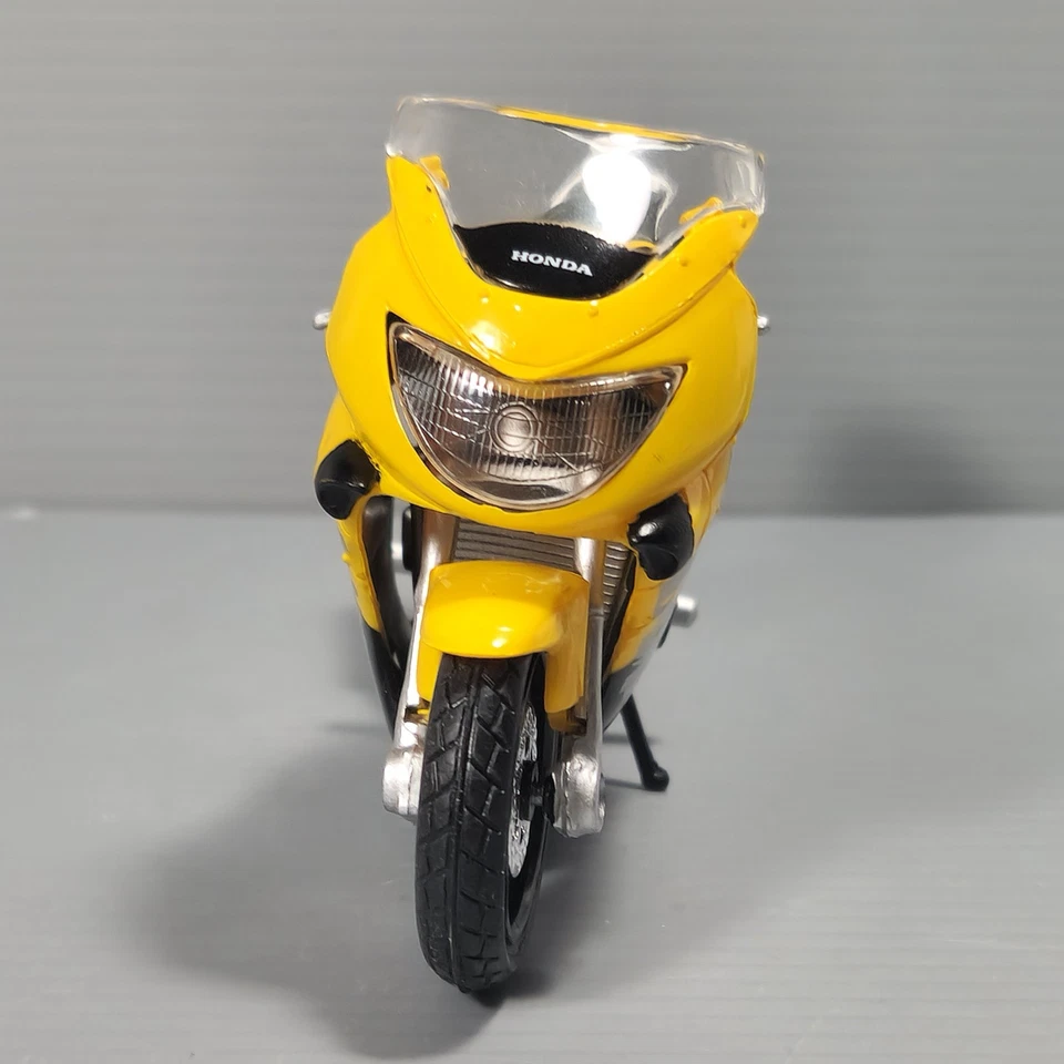 Honda CBR600F мотоцикл масштаб 1:18 желтая литая копия Maisto 2001 - Изображение 2 из 4