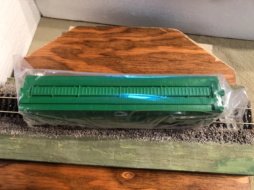 HO Scale 54’ IHC Cargill Salt 3-Bay Covered Hopper (24-040) - Image 3 of 4