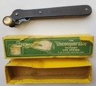 THE "UNCONQUERABLE" MECHANICAL HAND OPERATED FLAT TOP TIN CAN OPENER TOOL IN BOX — photo 1