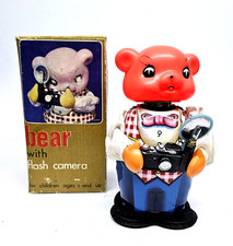Altes Blechspielzeug 1970 B&auml;r mit Flash Camera MS 575 Wind Up - boxed & works