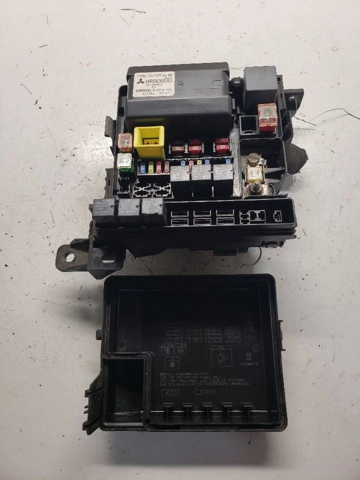 Caja de fusibles compartimento motor cupé para 03-05 SEBRING 1359739 Foto 2 de 4