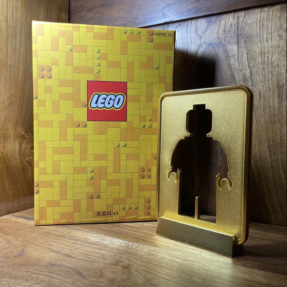 🗿 LEGO - Rare Korean VIP Store Exclusive - HUGE - Metal Minifig Statue - NEW - Image 4 of 4