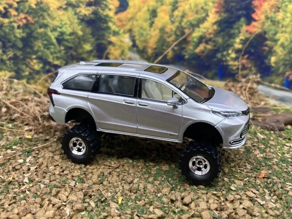 丰田 Sienna Lifted 4x4 Minivan 1/64 比例 Massdi 压铸定制越野货车 — 第 2/4 张图片