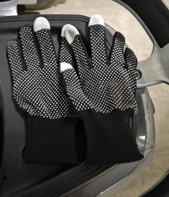 Sunscreen gloves for men are thin and breathable in summer