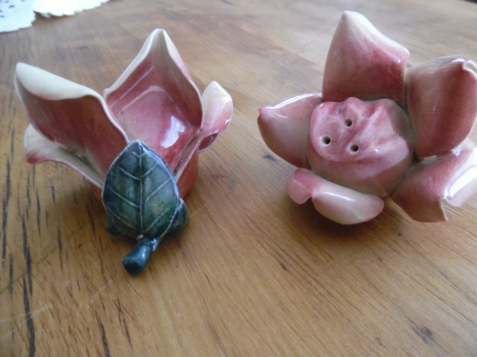 VINTAGE DARBYSHIRE "ROSES" PEPPER AND SALT CELLARS AUSTRALIAN POTTERY