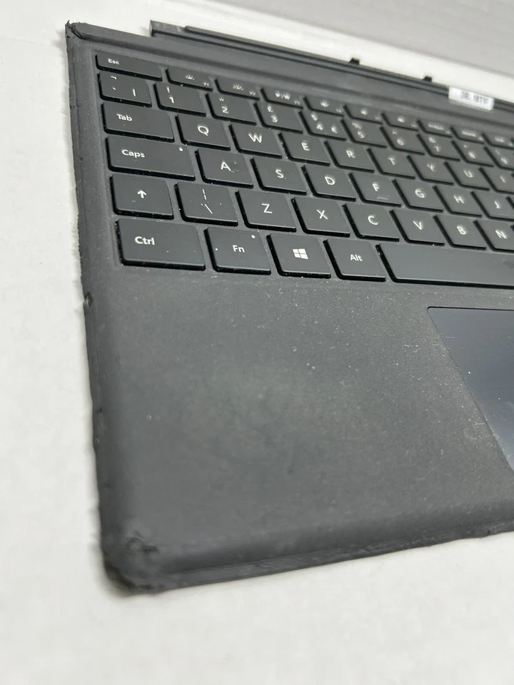 Microsoft Surface Pro 4 /5 / 6 / 7  Type Cover Keyboard 1725 UK English. (38MFT - Image 3 of 3