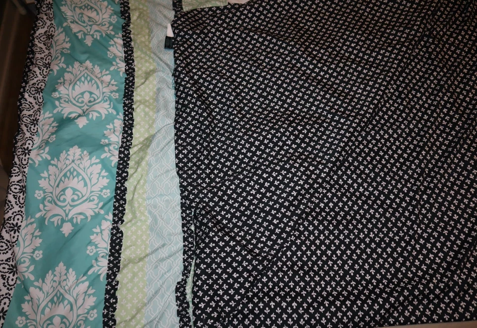 Edredón Cynthia Rowley Twin/Twin XL y retazos simulados verde azulado blanco y negro reversible Foto 4 de 4