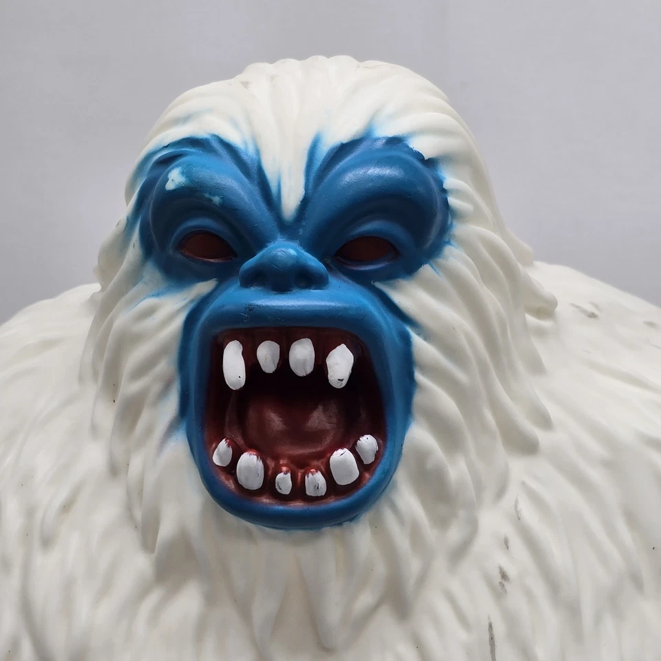 Figura Yeti de vinilo exclusiva de Toys R Us de 16" Abominable muñeco de nieve 2015 criptozoología Foto 2 de 4