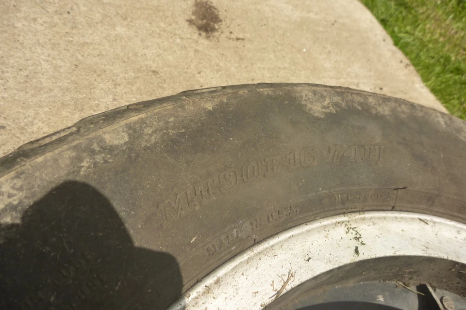 Honda CB900C 1980 montaje de neumático trasero y rueda personalizado MT90R16 74H Foto 2 de 4