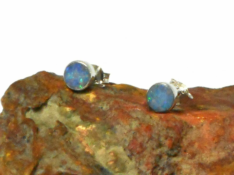 Aretes ardientes redondos de ópalo australiano de plata de ley 925 con piedras preciosas - 4 mm Foto 2 de 4