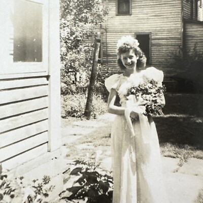 VINTAGE PHOTO beautiful young bride, 1940s wedding day photograph Original