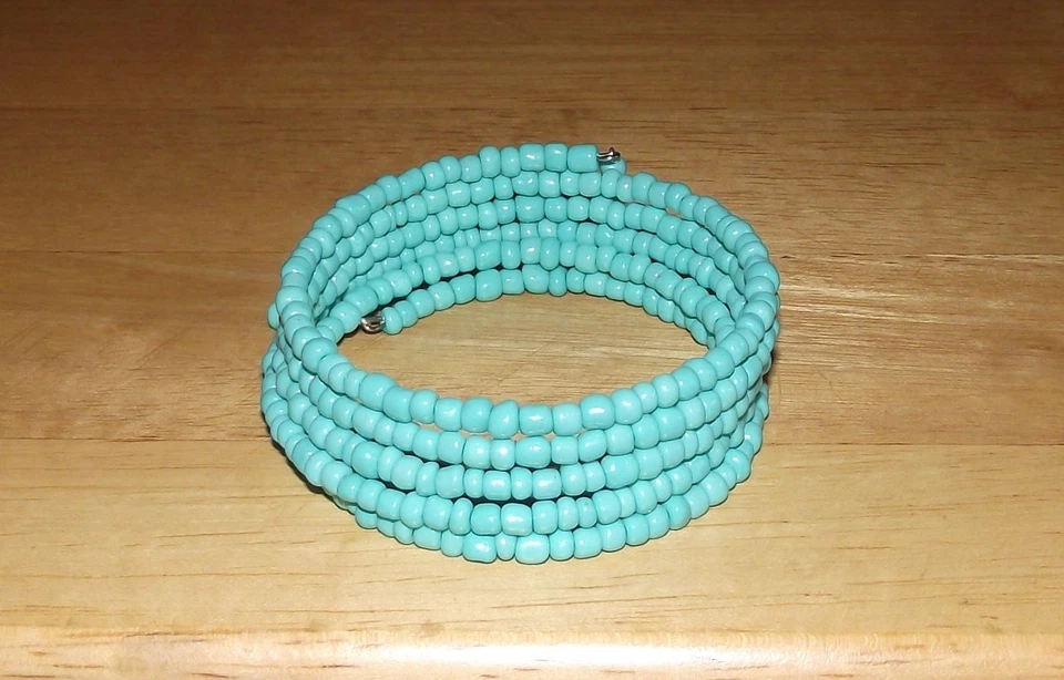 Hermosa pulsera envolvente/bobina con cuentas turquesa - Hecha en EE. UU. - Cuentas de vidrio - Aqua Foto 3 de 4