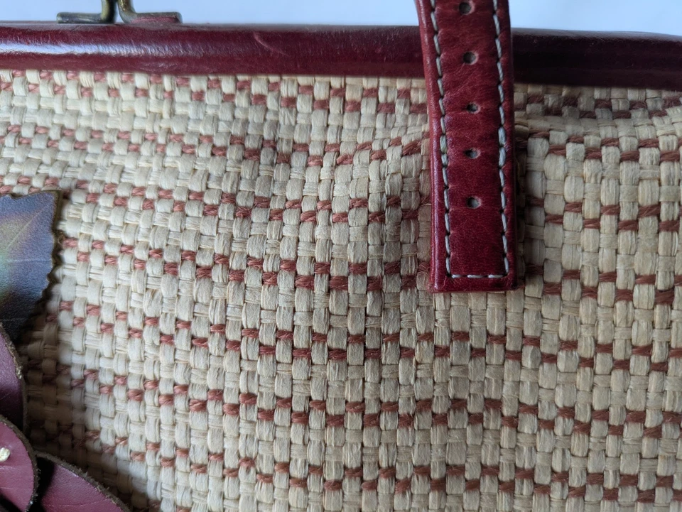 Bolso de Mano Isabella Fiore Tejido Cuero Rojo Flores Kisslock En muy buen estado Foto 3 de 4