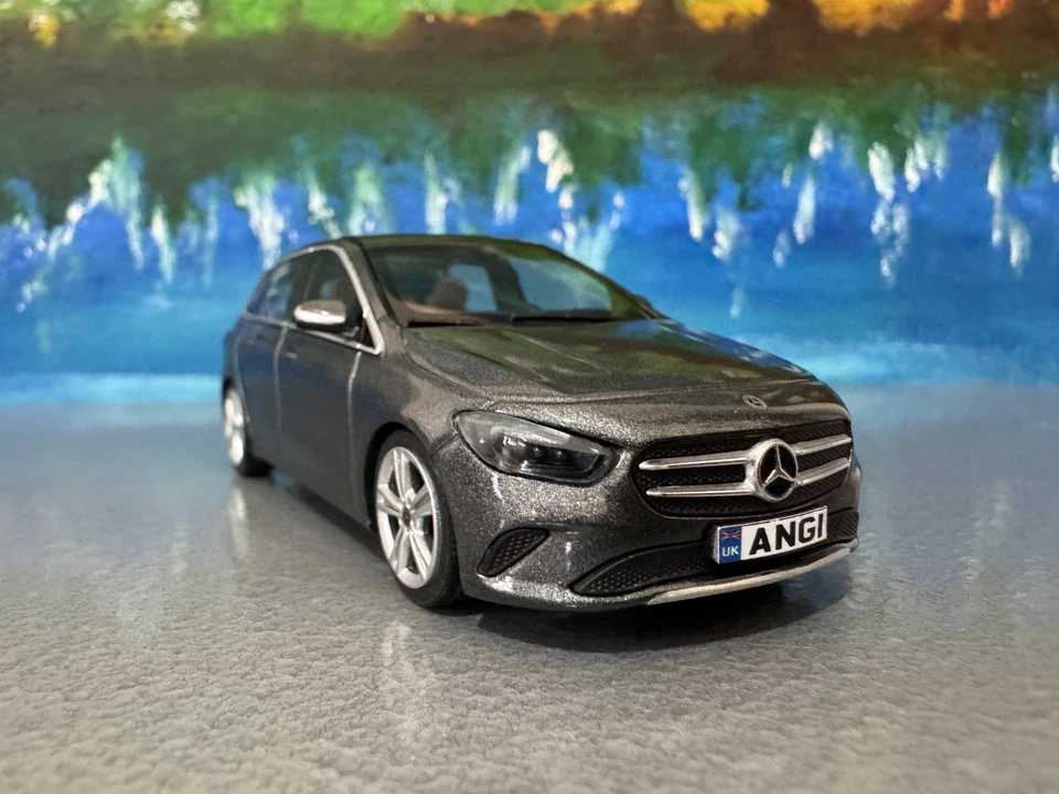 Mercedes Clase B W247 1:43 Herpa Polar Blanco Diecast Coche En Caja + Vitrina Foto 2 de 4
