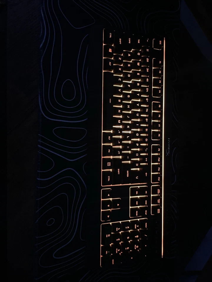 Teclado para juegos HyperX Solo Cast Mic USB y núcleo de aleación HyperX tamaño completo RBG Foto 4 de 4