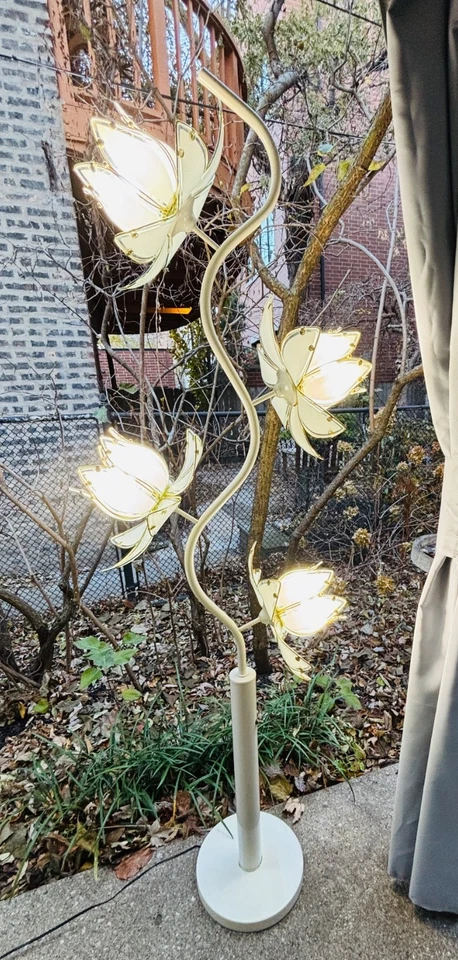 LOVELY!!VTG ANTHONY WHITE METAL&LOTUS FLORAL GLASS GOLD TRIM 4 LIGHT FLOOR LAMP - Image 2 of 4