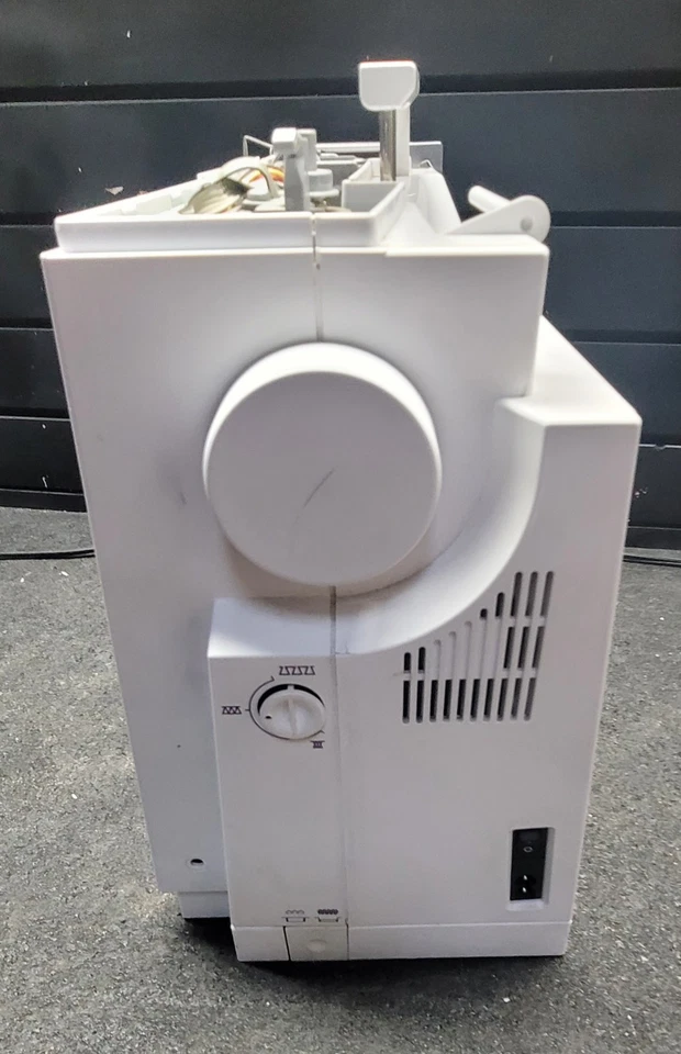 Máquina de coser Bernina Virtuosa 160 para piezas.  Enciende pero necesita TLC Foto 3 de 4
