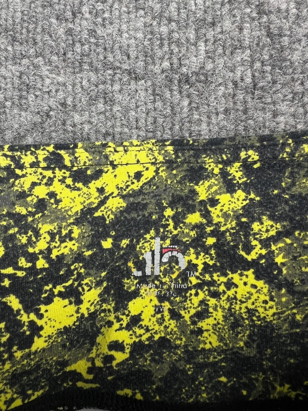 alo-yoga airbrush yellow splatter tie dye cropped capri leggings