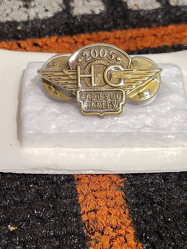 Rare 2005 Ladies Of Harley Davidson Vin Motorcycles HOG Jacket Hat Lapel Pin Nos - Image 4 of 4