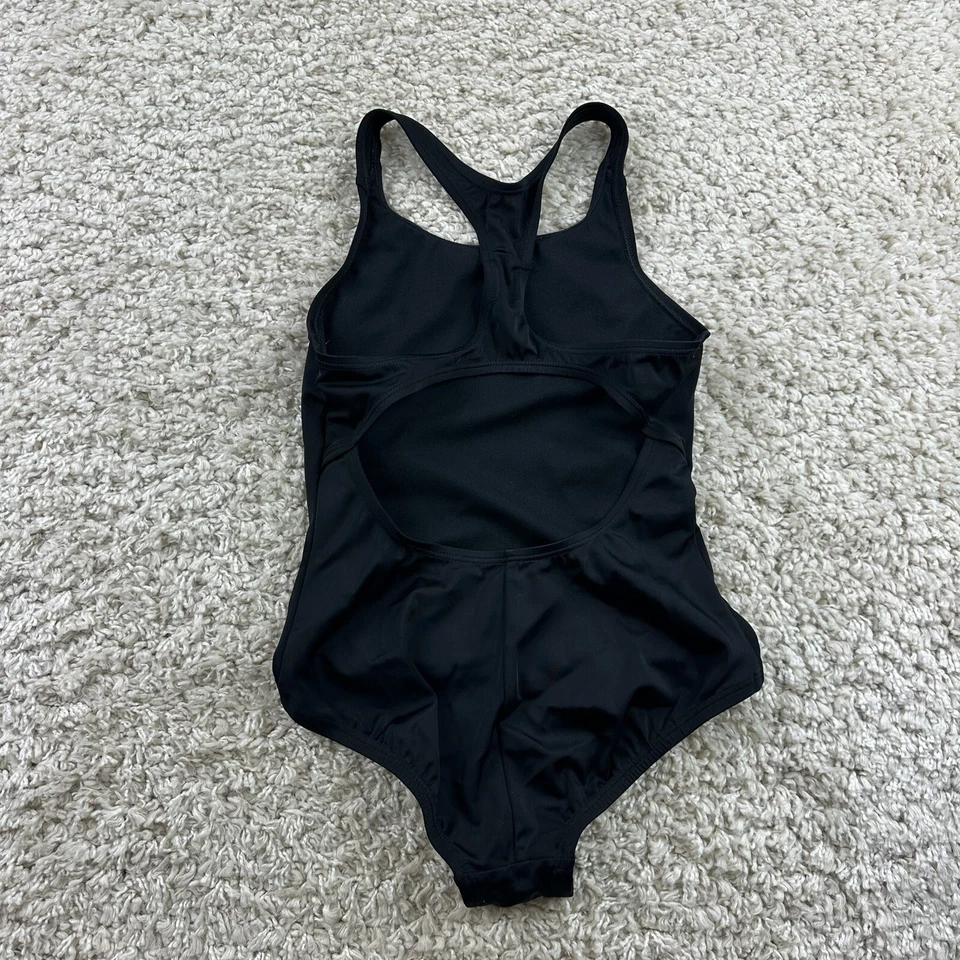 Traje de baño Nike para jóvenes niñas talla pequeña de una pieza negro liso espalda deportiva Foto 4 de 4
