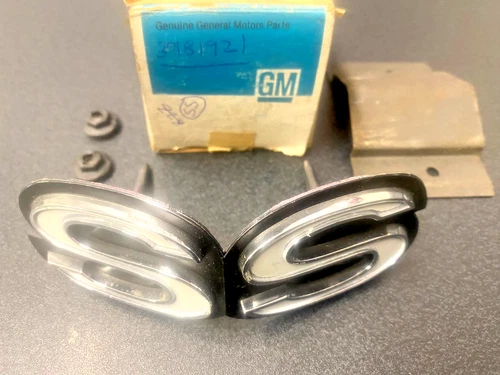 NOS GM 3981921 CHEVROLET CAMARO 1969-1973 SS GRILL BADGE EMBLEM