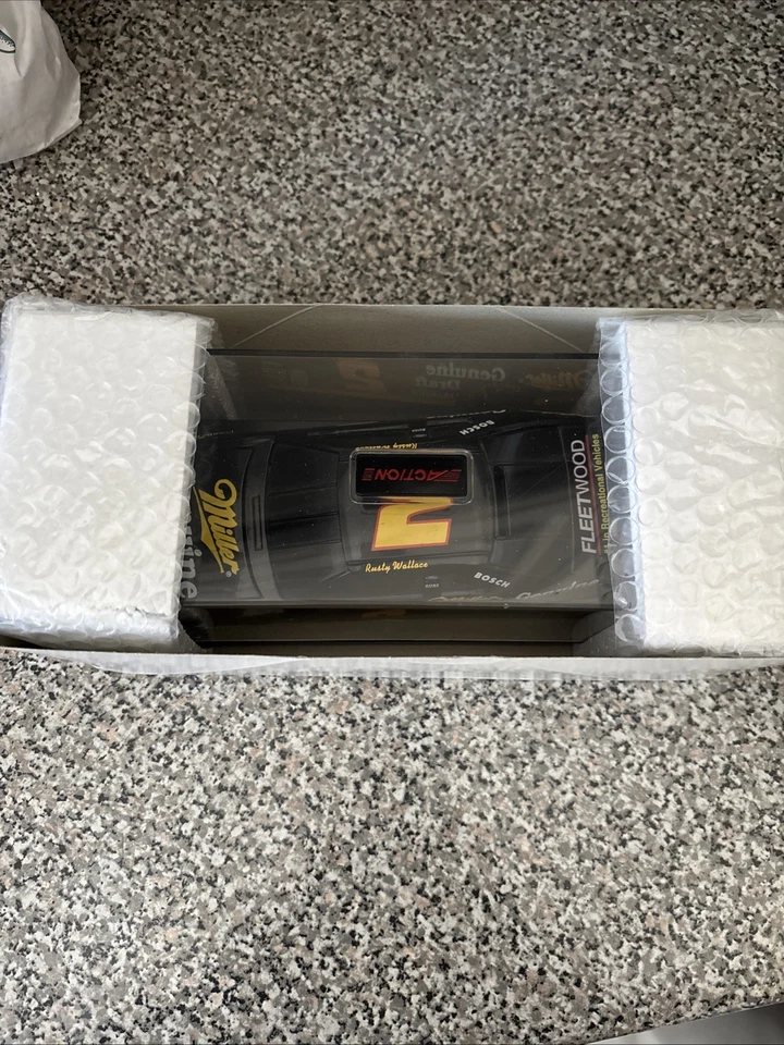 1995 Rusty Wallace #2 Miller Genuine Draft Ford Dually 1:24 Scale Diecast Action - Image 2 of 4